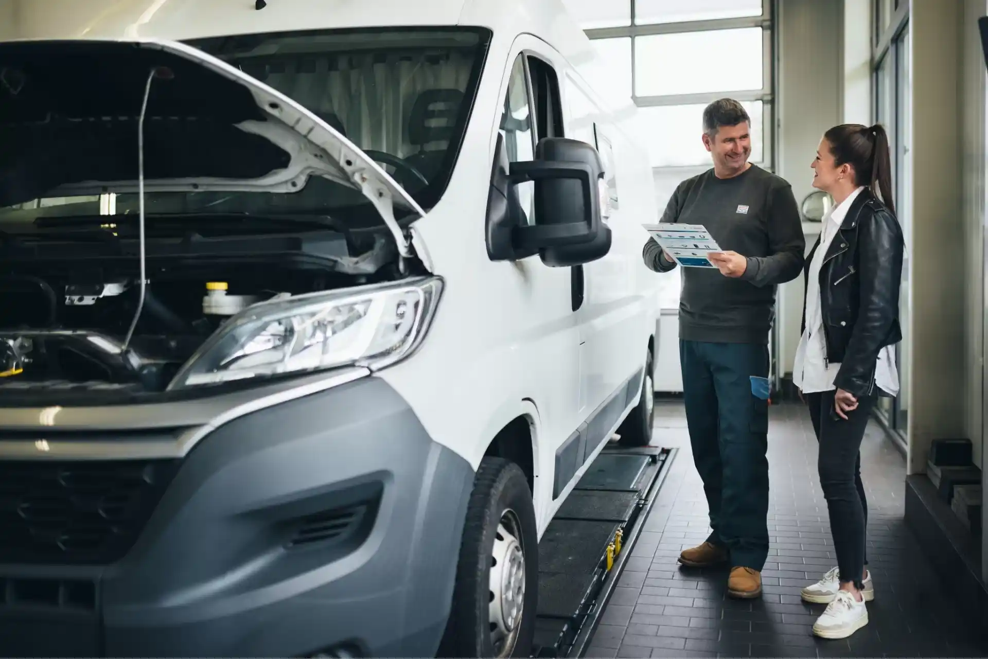 Equipe técnica da VDL Eletrodiesel em atendimento